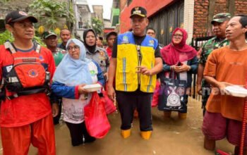 Air Kiriman Mengamuk, Tri Adhianto Turun ke Bekasi Timur