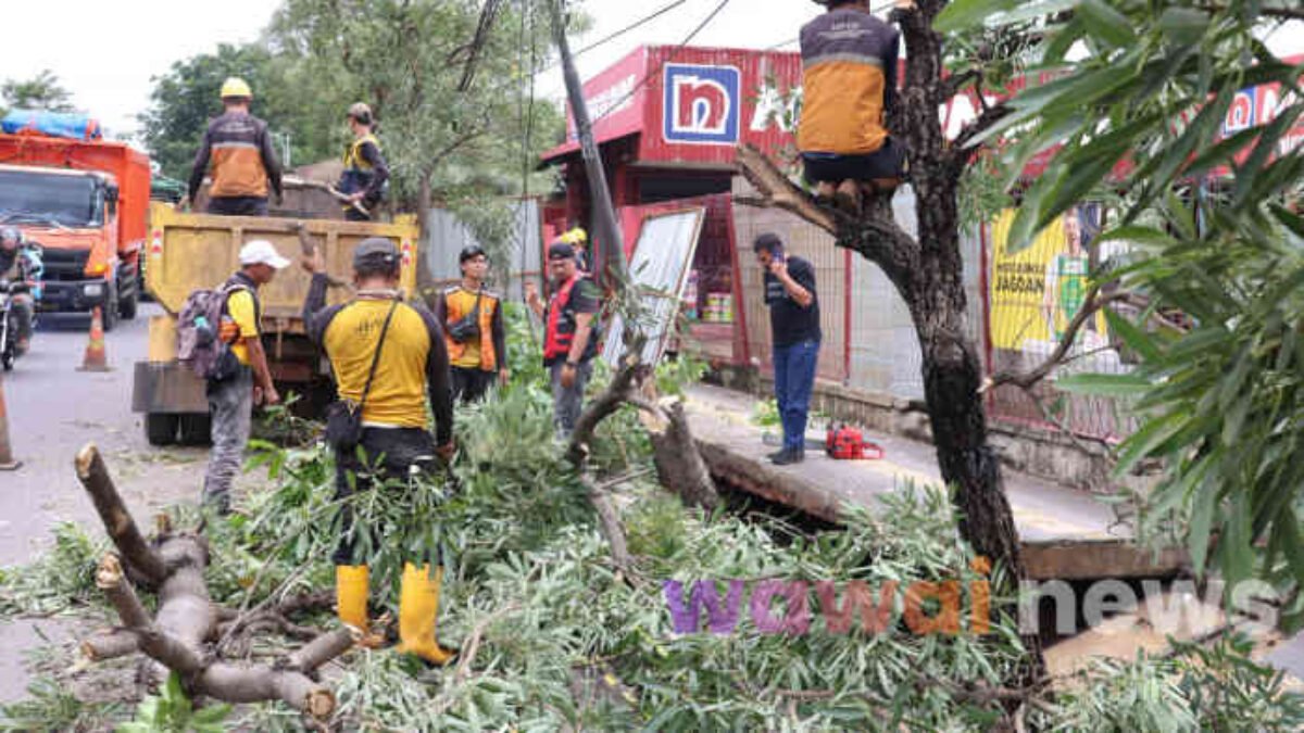 Trotoar Ambles di Narogong, Tri Adhianto Turun Tangan Meski Bukan Wewenang
