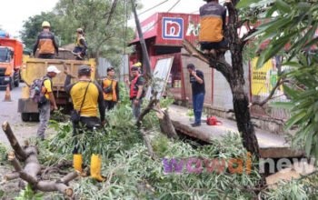 Trotoar Ambles di Narogong, Tri Adhianto Turun Tangan Meski Bukan Wewenang