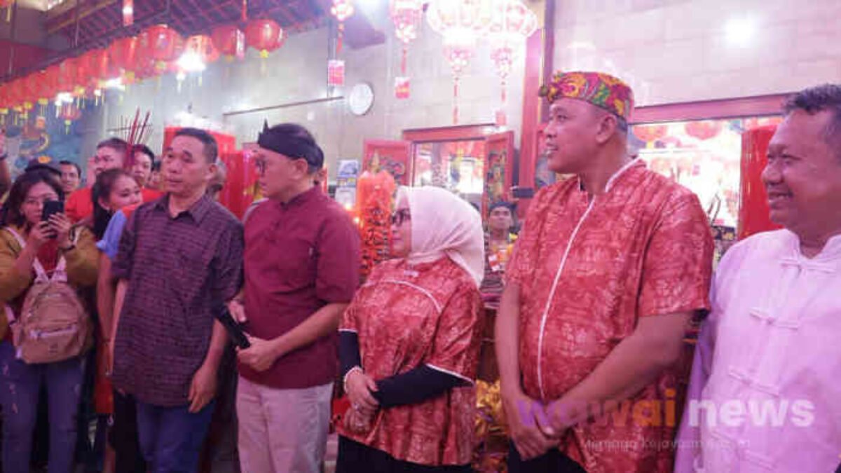 Wali Kota Bekasi Rayakan Imlek di Hok Lay Kiong, Tegaskan Kota Rumah Semua