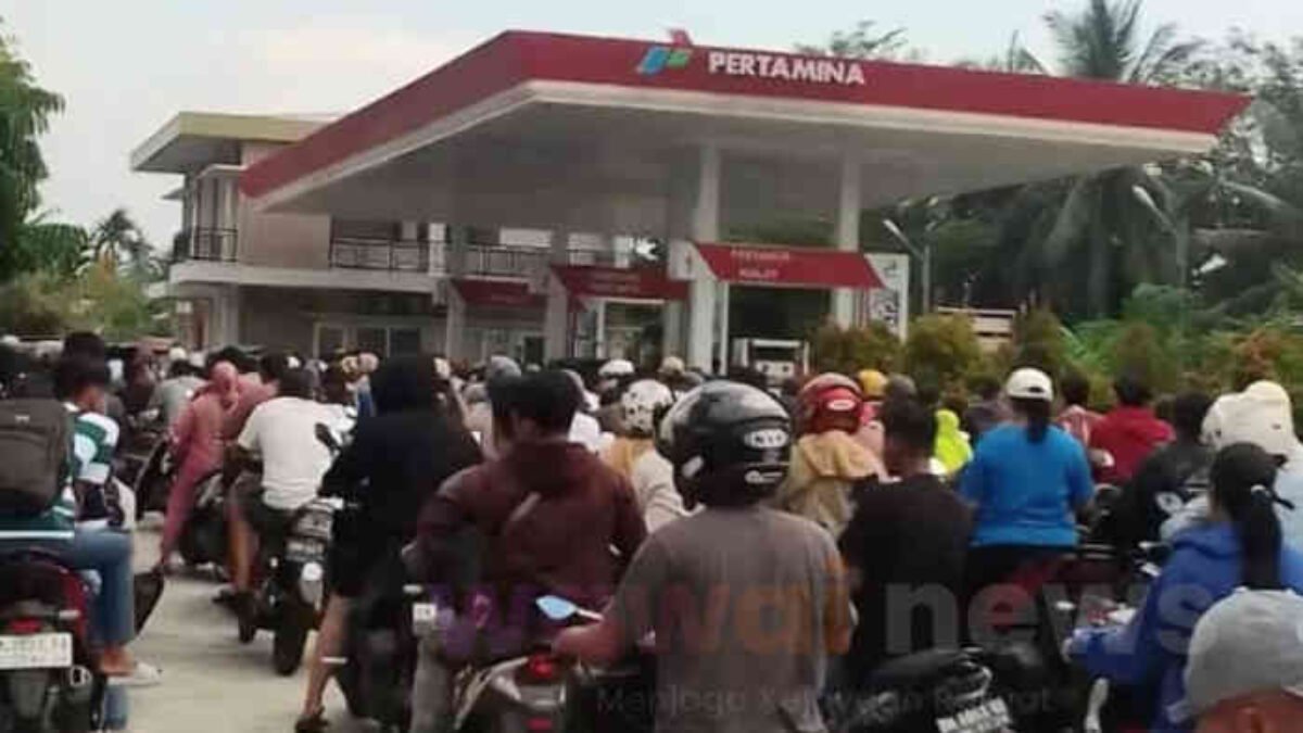 Isu BBM Naik Picu Panic Buying di Sumatera: SPBU Diserbu, Antrean Mengular hingga Jalan Raya