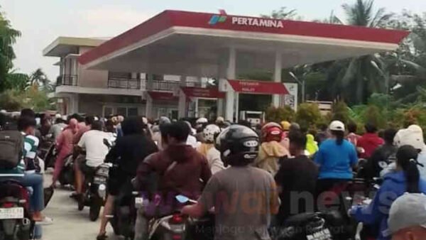 Isu BBM Naik Picu Panic Buying di Sumatera: SPBU Diserbu, Antrean Mengular hingga Jalan Raya