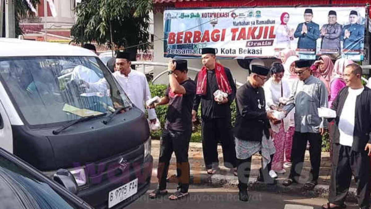 Usai Paripurna, DPRD Kota Bekasi Tebar Ribuan Takjil ke Pengguna Jalan