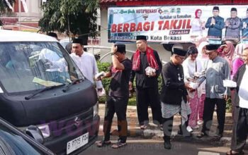 Usai Paripurna, DPRD Kota Bekasi Tebar Ribuan Takjil ke Pengguna Jalan