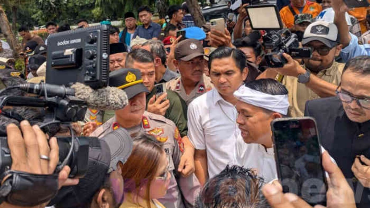 Mobil Gubernur Jabar Dedi Mulyadi Dicegat Mahasiswa di HUT ke-29 Kota Bekasi, Banjir Jadi “Kado Pahit” Kota Patriot