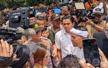 Mobil Gubernur Jabar Dedi Mulyadi Dicegat Mahasiswa di HUT ke-29 Kota Bekasi, Banjir Jadi “Kado Pahit” Kota Patriot