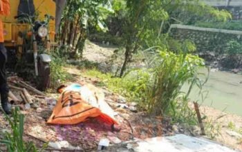Geger! Mayat Pria Tanpa Identitas Mengambang di Kali Bancong Bekasi, Polisi Temukan HP hingga Bungkus Tramadol