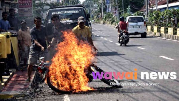 Motor Terbakar di Jembatan Tanggamus, Warga Panik Pagi Hari