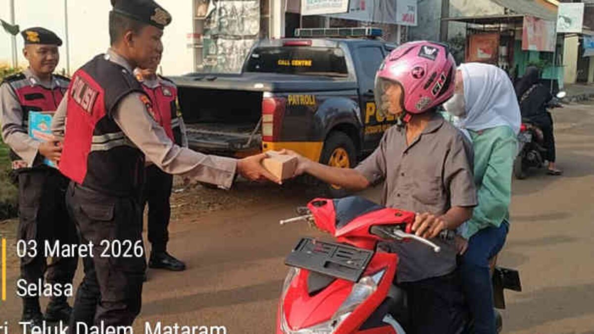 Polisi Turun ke Pasar, Bukan Razia Tapi Bagi Takjil: Sat Samapta Lampung Timur Tebar Berkah di Sumbersari