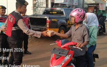 Polisi Turun ke Pasar, Bukan Razia Tapi Bagi Takjil: Sat Samapta Lampung Timur Tebar Berkah di Sumbersari