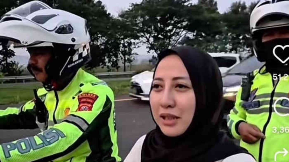 Dramatis! Tertinggal di Rest Area Saat Mudik, Wanita Ini “Dijemput” Moge Polisi