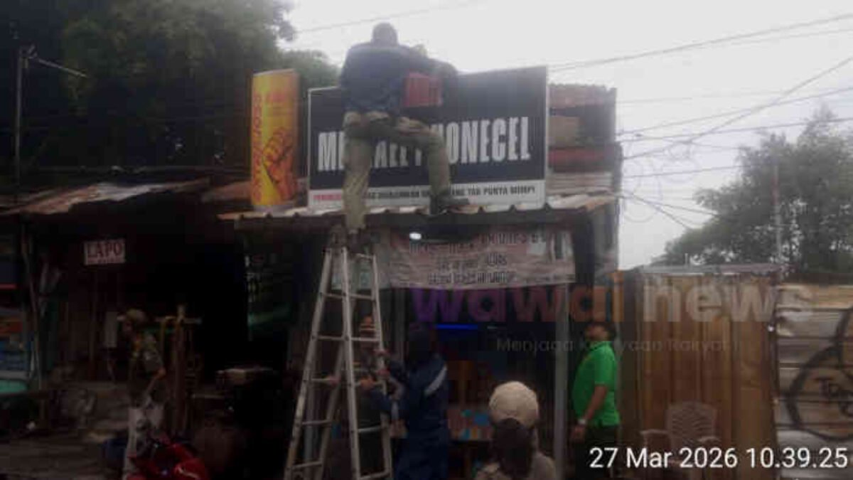 Operasi Sapu Jagat Reklame Liar Bekasi Timur: Spanduk Bandel Dicopot, yang Kadaluarsa Tak Diberi Ampun!