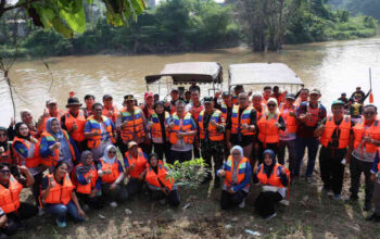 Susur Sungai hingga Tanam Pohon, Wawali Bekasi Ajak Warga Masyarakat Lebih Peduli Lingkungan