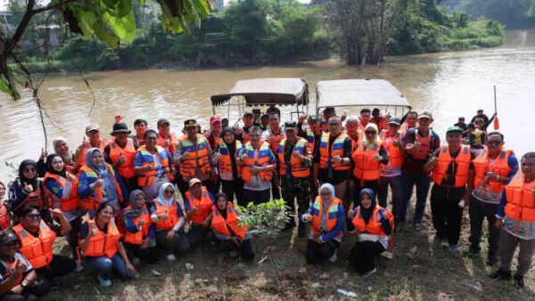 Susur Sungai hingga Tanam Pohon, Wawali Bekasi Ajak Warga Masyarakat Lebih Peduli Lingkungan