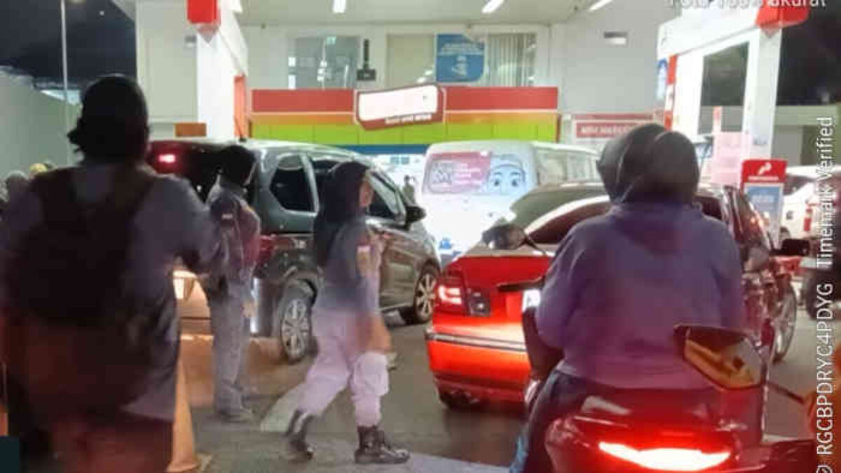 Isu BBM Naik 1 April Bikin Bekasi Timur ‘Macet Total’: Antrean SPBU Mengular, Warga Panik Full Tank