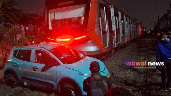 Kecelakaan Beruntun Kereta di Bekasi, KRL Tabrak Taksi lalu Dihantam Kereta Antarkota