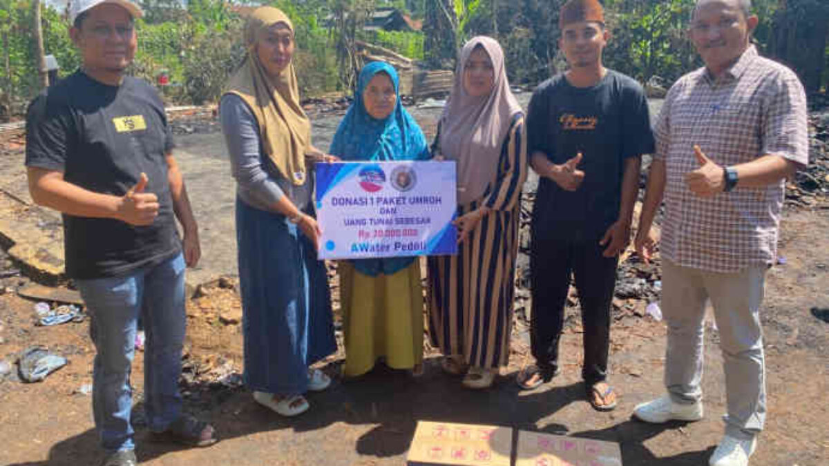 Rumah dan TPQ-nya Ludes Terbakar, Ustadz Fathoni Menangis Saat Dapat Bantuan Umrah dan Rp20 Juta dari Owner AWater dan HS Sumatera