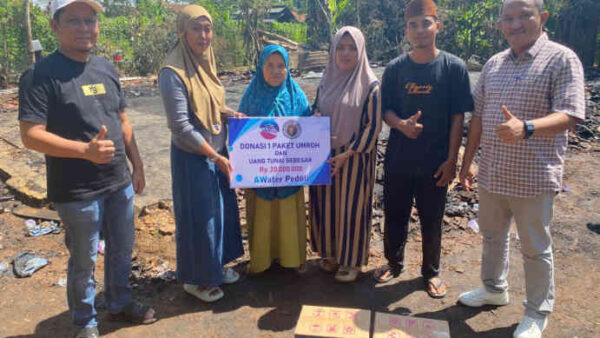 Rumah dan TPQ-nya Ludes Terbakar, Ustadz Fathoni Menangis Saat Dapat Bantuan Umrah dan Rp20 Juta dari Owner AWater dan HS Sumatera