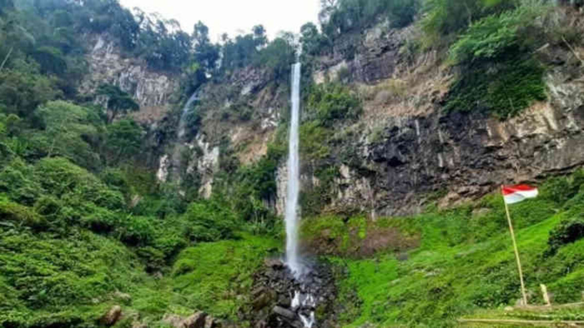 “Selfie Berujung Petaka! Longsor Curug Cileat Subang Diduga Timbun Dua Wisatawan Asal Karawang”