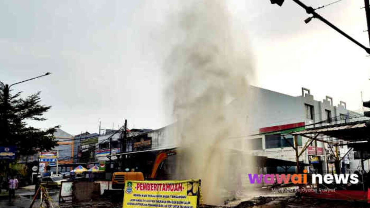 Pipa Gas PGN Jebol di Grand Mall Bekasi, Air Muncrat 10 Meter