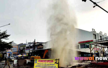 Pipa Gas PGN Jebol di Grand Mall Bekasi, Air Muncrat 10 Meter