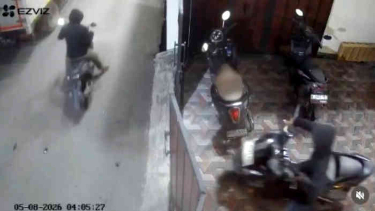 Gerbang Dijebol, Honda PCX Raib! CCTV Rekam Aksi Maling Bermasker di Bekasi Utara