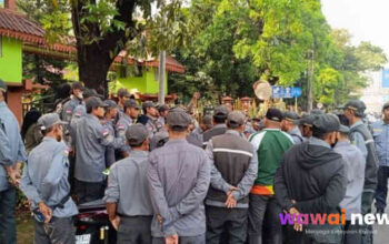 Linmas Bekasi “Kerja 12 Jam, Gaji Sejuta”: Geruduk Plaza Pemkot, Tuntut Kesejahteraan dan Minta Maaf Kasat