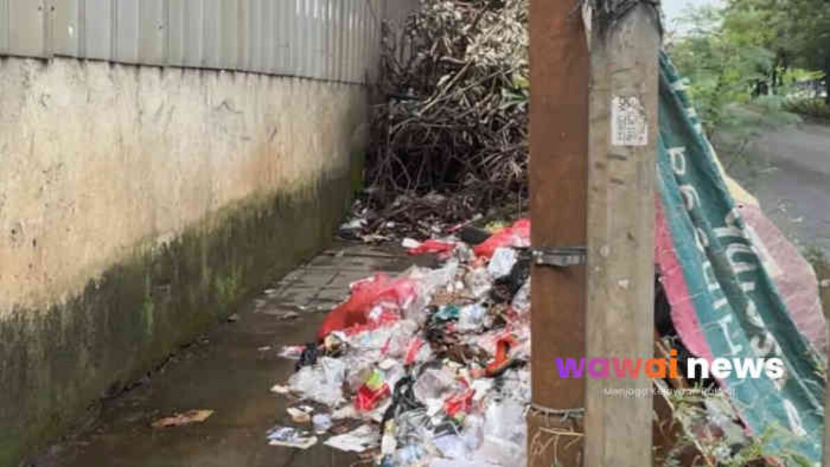 Sampah Ditutup Terpal, Bau Tetap “Live”: Jalan Cipendawa Bekasi Disebut Makin Mirip TPS Raksasa