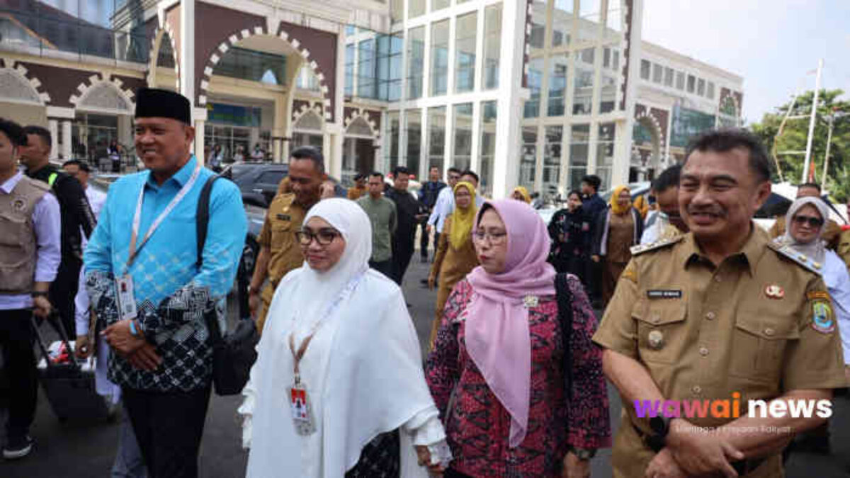 “Saya Titip Kota Bekasi”: Momen Haru Tri Adhianto Berangkat Haji, Pemerintahan Diserahkan ke Harris Bobihoe