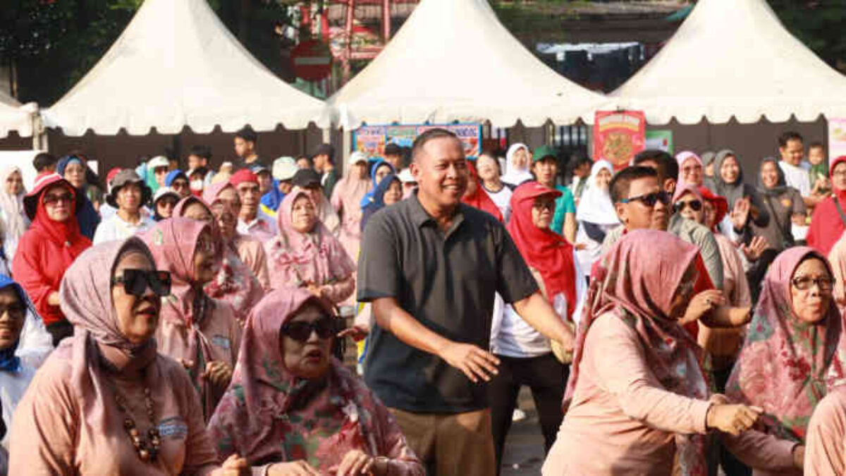 Tri Adhianto Ikut Senam Massal dan Bazar UMKM Ramaikan Akhir Pekan di Bekasi Selatan