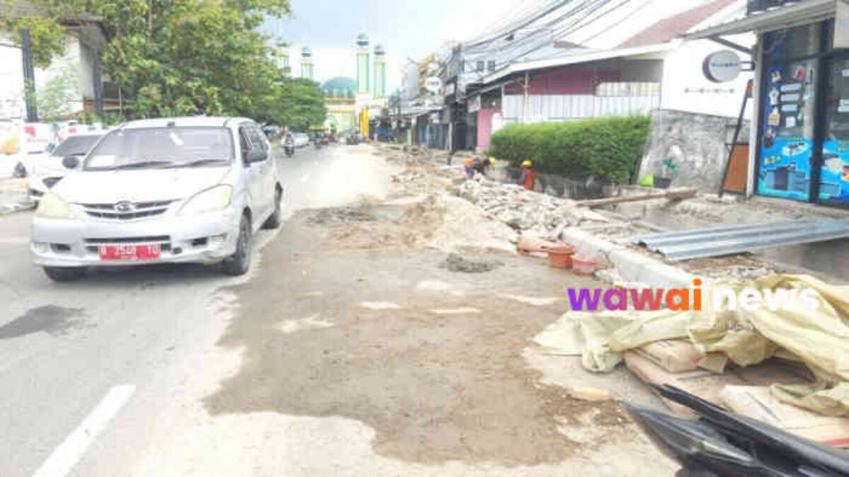 Trotoar Jadi Bengkel Proyek, Pedestrian Jalan Veteran Bekasi Bikin Pengendara “Tes Kesabaran”