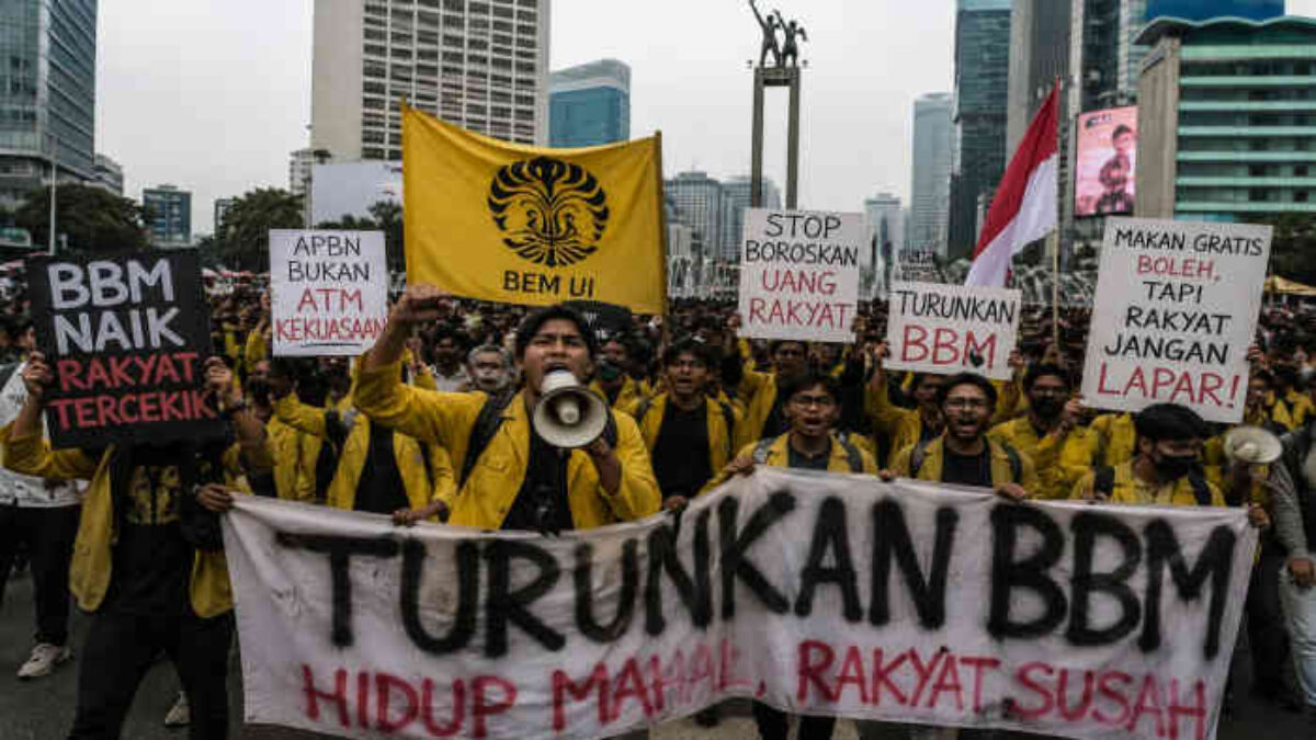 “BBM Naik, Hidup Makin Sesak! Mahasiswa Kepung Bundaran HI, Sentil Keras APBN dan Program Andalan Pemerintah”