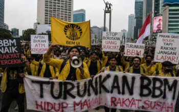 “BBM Naik, Hidup Makin Sesak! Mahasiswa Kepung Bundaran HI, Sentil Keras APBN dan Program Andalan Pemerintah”