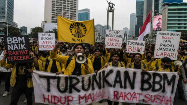 “BBM Naik, Hidup Makin Sesak! Mahasiswa Kepung Bundaran HI, Sentil Keras APBN dan Program Andalan Pemerintah”