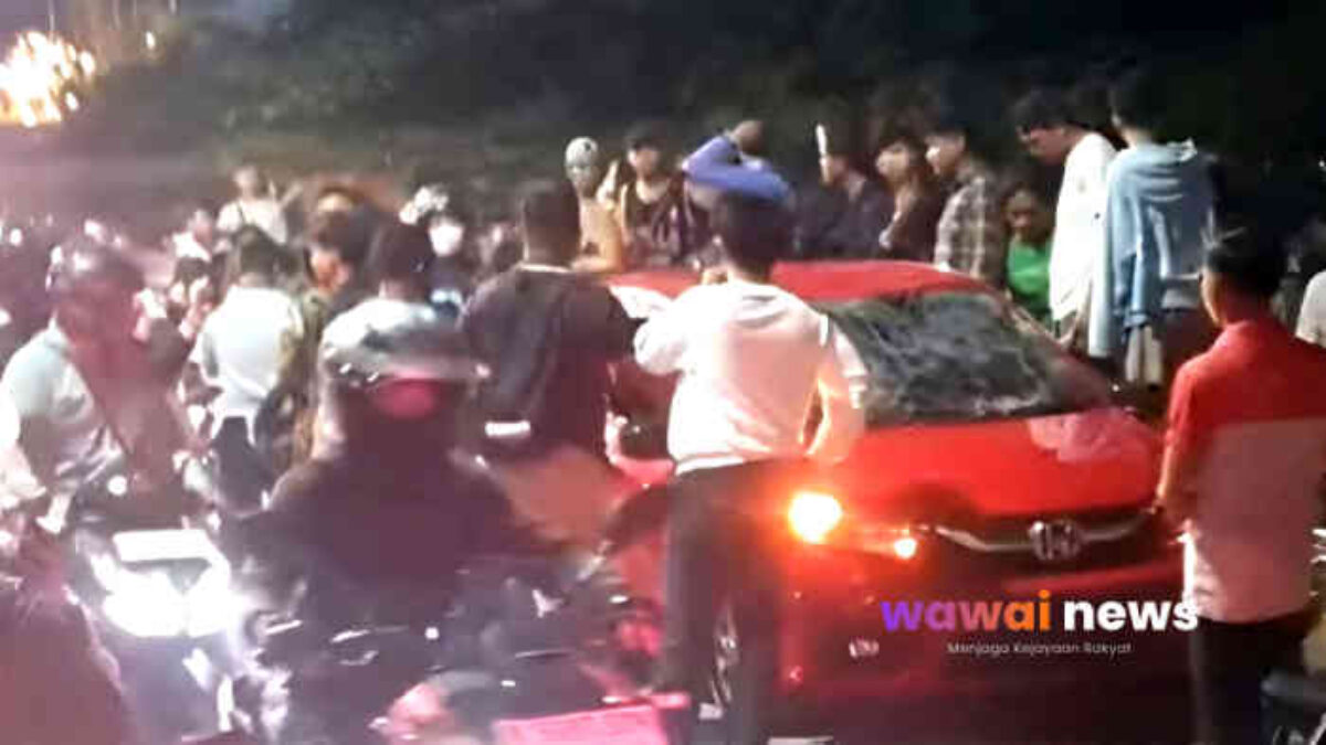 DIGEREBEK Saat Diduga Mau Mesum, Brio Merah Ngacir Bak GTA di Kalimalang! Berakhir Ringsek Diamuk Massa Bekasi