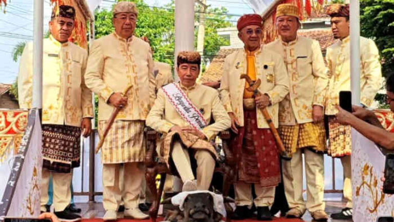 Gelar Adat untuk Jokowi Bikin Lampung Terbelah, Alzier: Jangan Habis Energi Berdebat, Adat Itu Memuliakan Tamu!