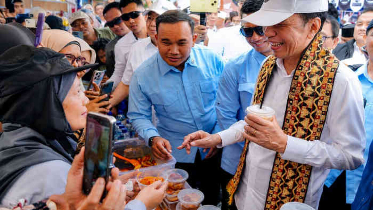 Batal ke Pugung! Safari Politik Jokowi di Lampung Timur Berujung Ricuh, Baliho Diturunkan, Relawan Tolak Sembako: “Jangan PHP Rakyat!”