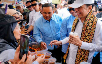 Batal ke Pugung! Safari Politik Jokowi di Lampung Timur Berujung Ricuh, Baliho Diturunkan, Relawan Tolak Sembako: “Jangan PHP Rakyat!”