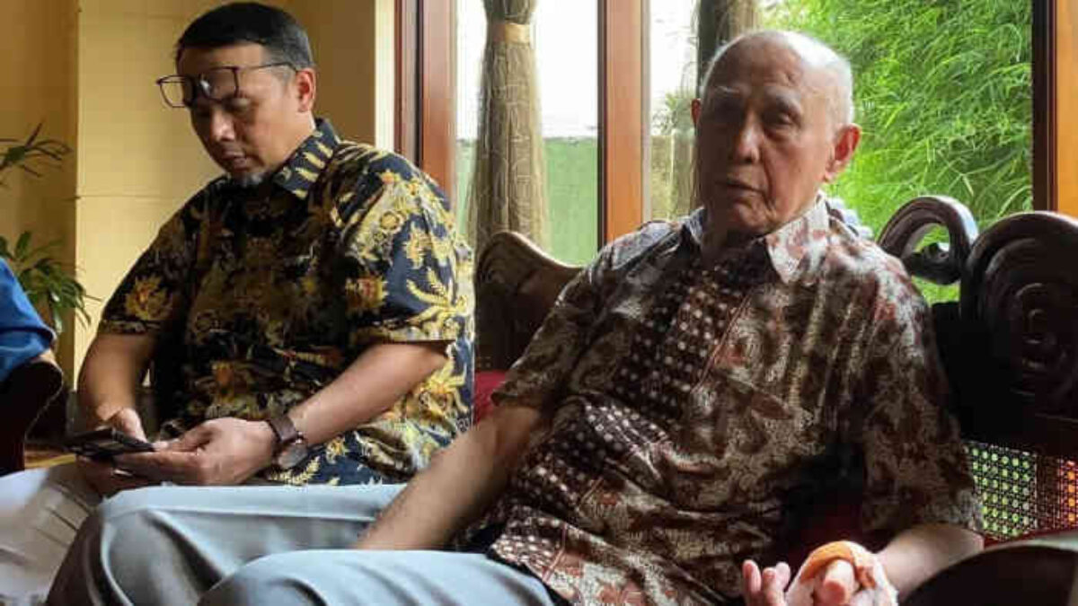 Darah di Kawat Duri Hotel Sultan! Kivlan Zen Terluka Saat Hadang Eksekusi, Bentrok Massa-Petugas Tak Terhindarkan