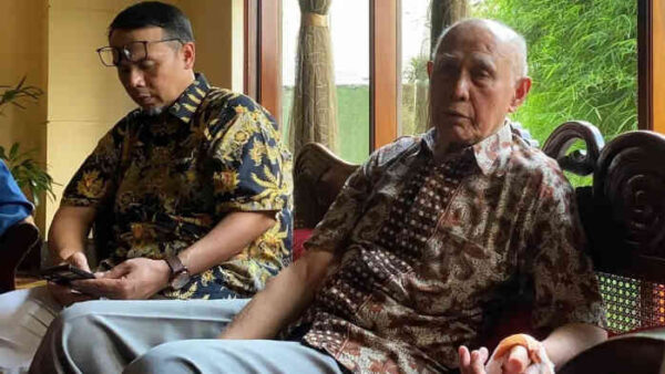 Darah di Kawat Duri Hotel Sultan! Kivlan Zen Terluka Saat Hadang Eksekusi, Bentrok Massa-Petugas Tak Terhindarkan