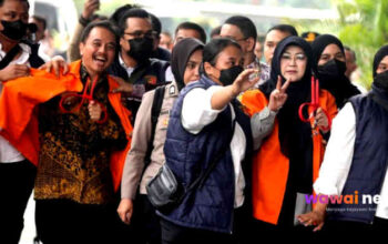 Babak Baru Kasus Ijazah Jokowi! Roy Suryo dan dr Tifa Digiring ke Kejaksaan, Salam Perlawanan di Balik Baju Tahanan