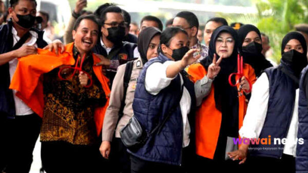 Babak Baru Kasus Ijazah Jokowi! Roy Suryo dan dr Tifa Digiring ke Kejaksaan, Salam Perlawanan di Balik Baju Tahanan