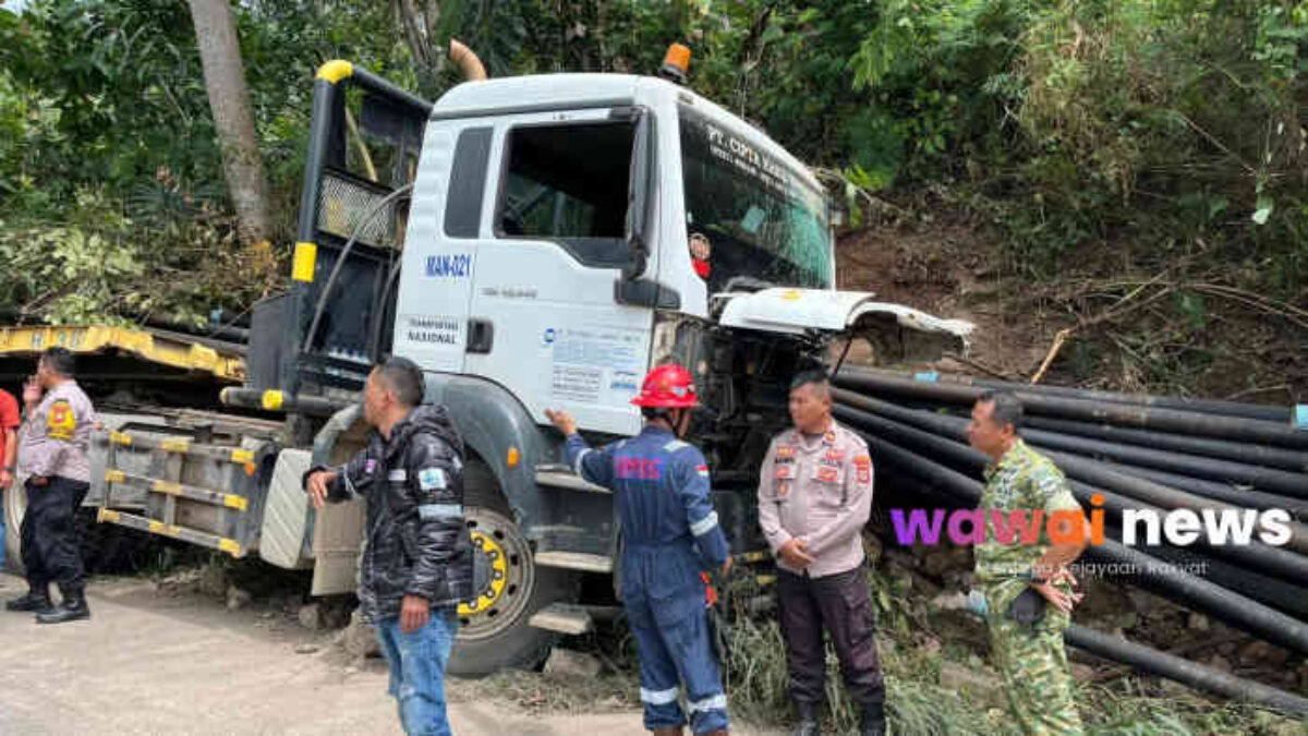 Truk Tronton Muatan Pipa Bor Hantam Tebing di Tanggamus, Polisi Lakukan Evakuasi