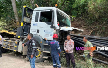 Truk Tronton Muatan Pipa Bor Hantam Tebing di Tanggamus, Polisi Lakukan Evakuasi