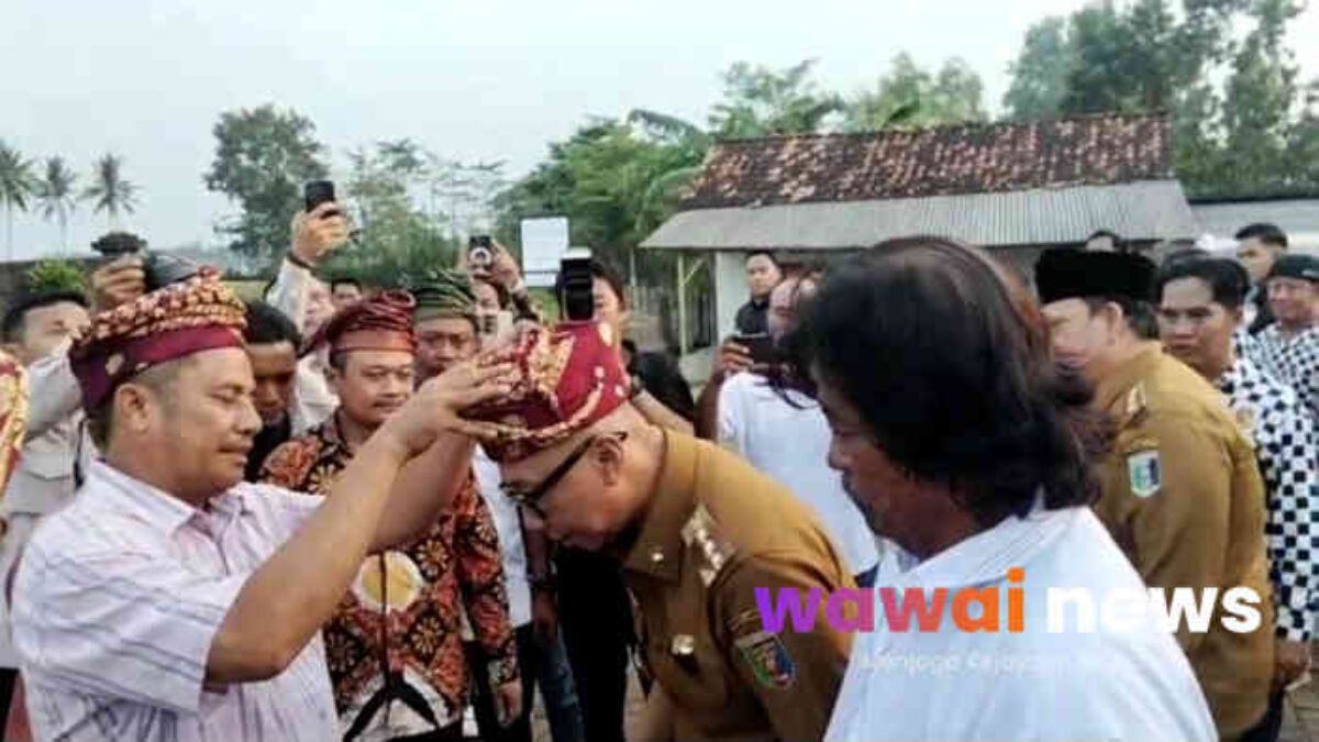 Gubernur Lampung Disambut Prosesi Adat Kenuy Melayang di Situs Pugung Raharjo