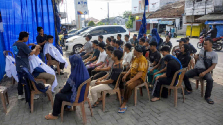 Pangkas Rambut, Pangkas Beban! Aksi Cukur Gratis NasDem Tanggamus Diserbu Warga Talang Padang