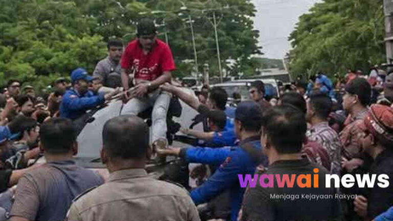 Viral! Pendemo Naik ke Atas Mobil Saat Rombongan UAS Masuk Kutai Barat, Ceramah Tetap Berjalan