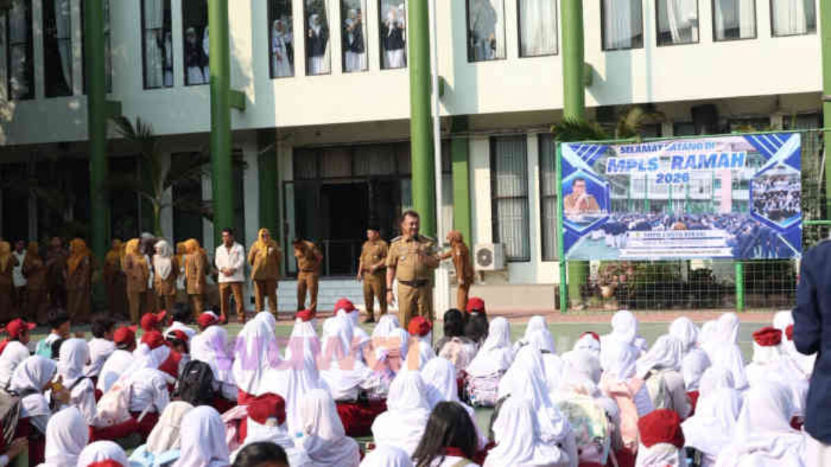 Hari Pertama Sekolah di Bekasi, Wakil Wali Kota Sidak Dua SMP: “Sekolah Harus Siap, Bukan Cuma Cat Tembok yang Baru”