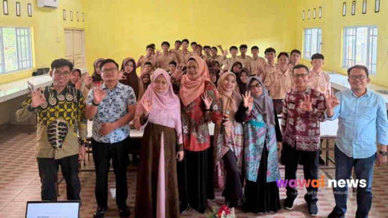 Dr Zaitun Kenalkan Air Dohot, Minuman Khas Kerajaan Melayu, ke Siswa SMAN 1 Teluk Bintan