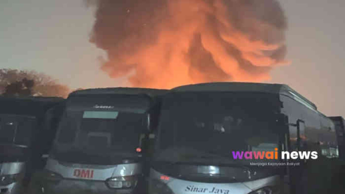 50 Bus Sinar Jaya Terbakar Hebat di MM2100 Bekasi, Api Mengamuk 5 Jam! Ada Ledakan